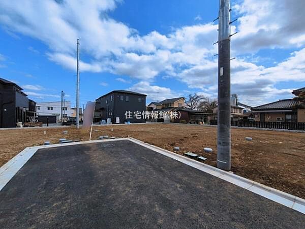前面道路を含めた現地写真です。