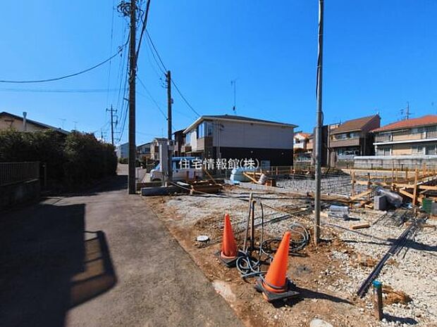 前面道路を含めた現地写真です。