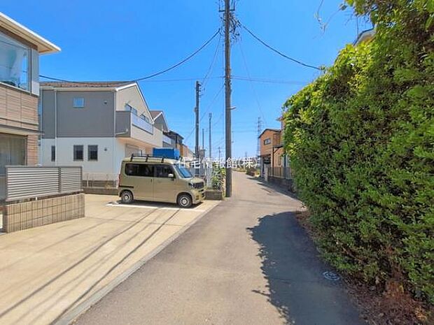 前面道路を含めた現地写真です。