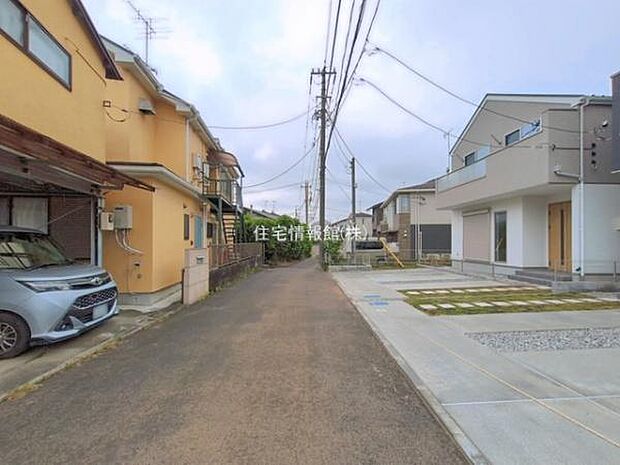 前面道路を含めた現地写真です。