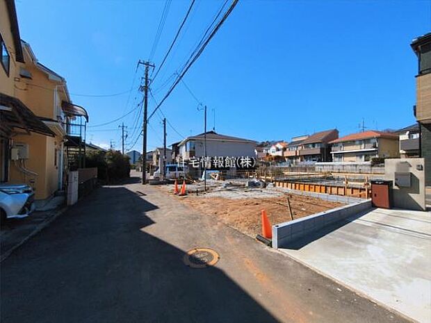 前面道路を含めた現地写真です。