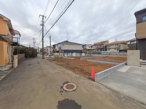 前面道路を含めた現地写真です。