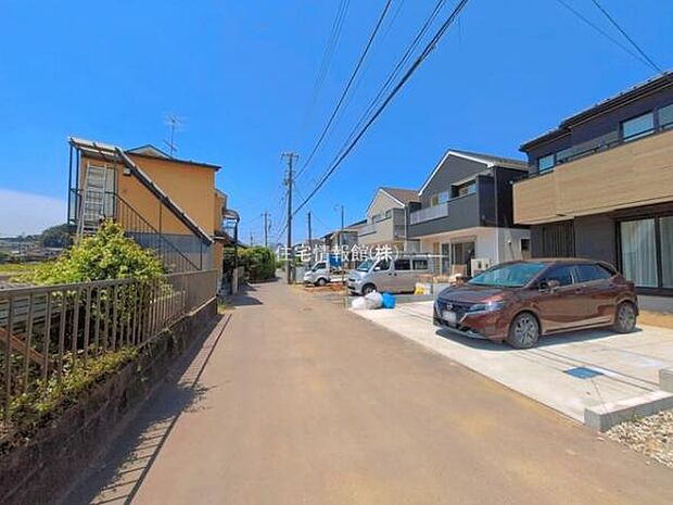 前面道路を含めた現地写真です。