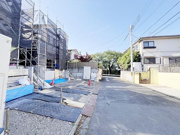 前面道路を含めた現地写真です。