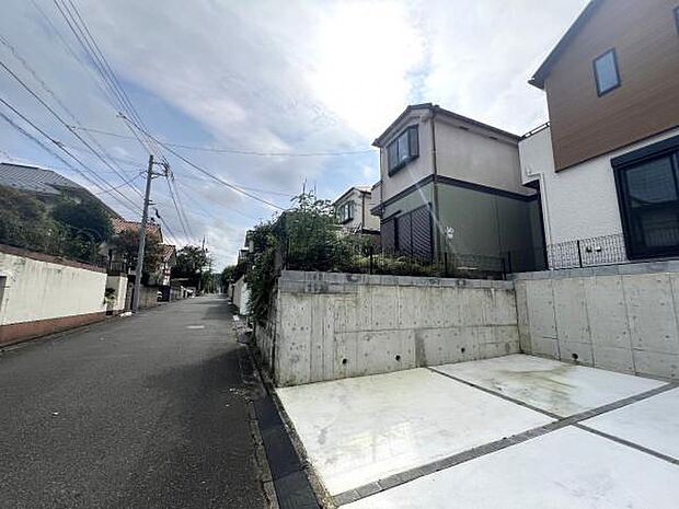 前面道路を含めた現地写真です。