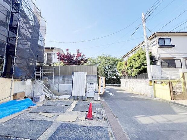 前面道路を含めた現地写真です。