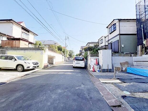 前面道路を含めた現地写真です。ぜひ周辺環境も併せてご覧ください。