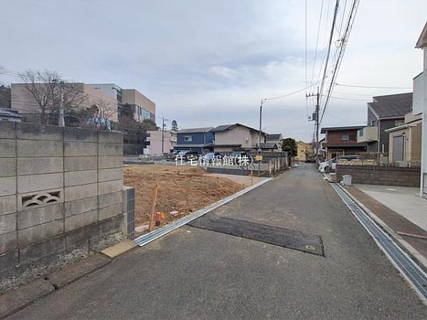 前面道路を含めた現地写真です。