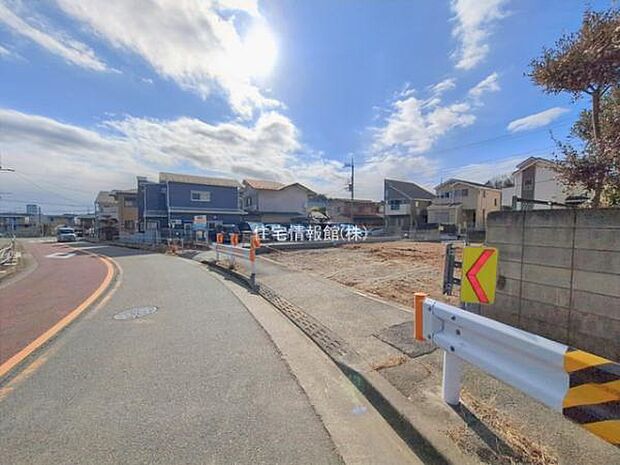 前面道路を含めた現地写真です。