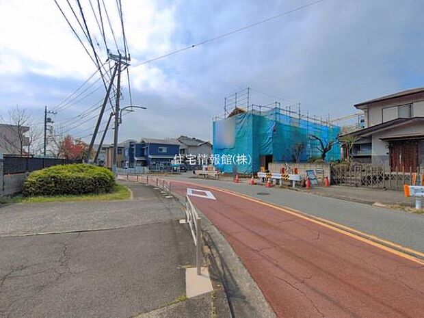前面道路を含めた現地写真です。