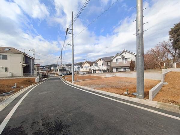 前面道路を含めた現地写真です。
