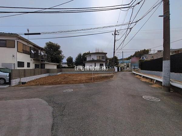 前面道路を含めた現地写真です。