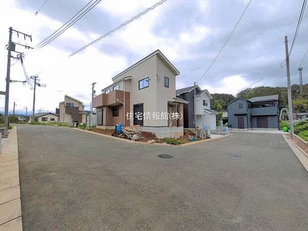 前面道路を含めた現地写真です。