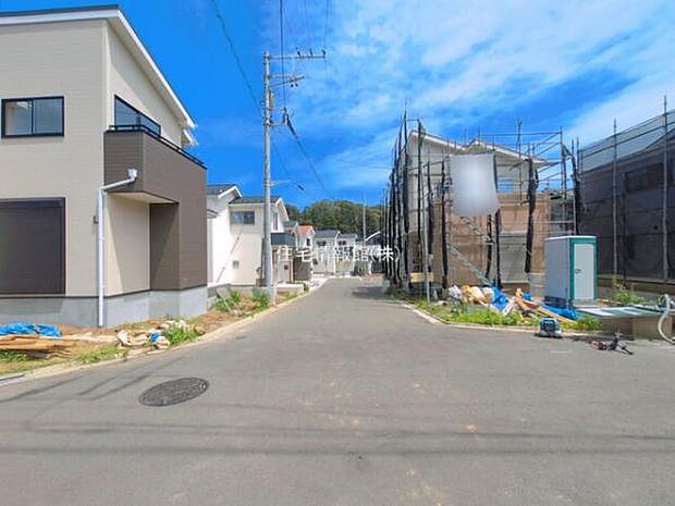 前面道路を含めた現地写真です。
