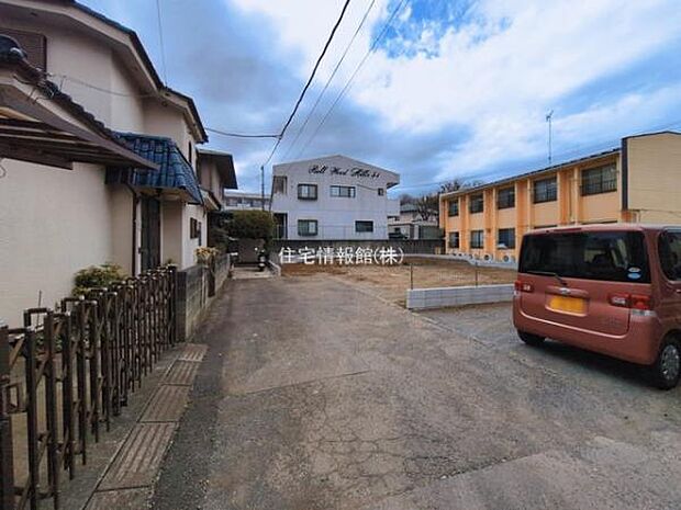 前面道路を含めた現地写真です。