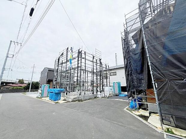 前面道路を含めた現地写真です。