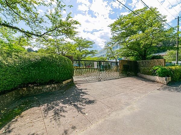八王子市立長房中学校まで約700m（徒歩9分）