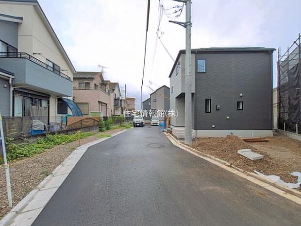 前面道路を含めた現地写真です。