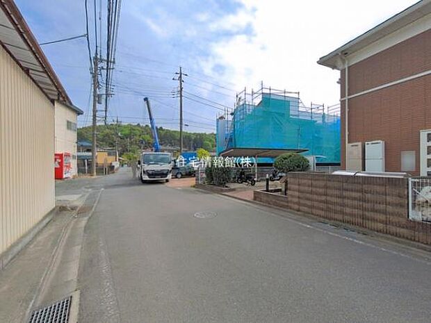 前面道路を含めた現地写真です。