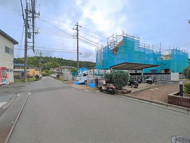 前面道路を含めた現地写真です。