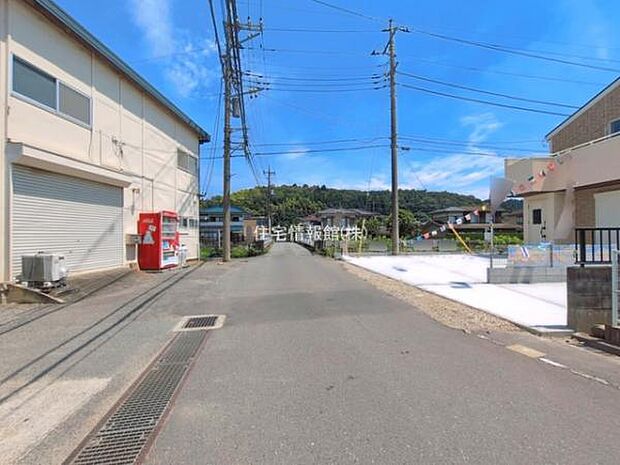 前面道路を含めた現地写真です。