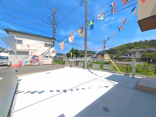 前面道路を含めた現地写真です。