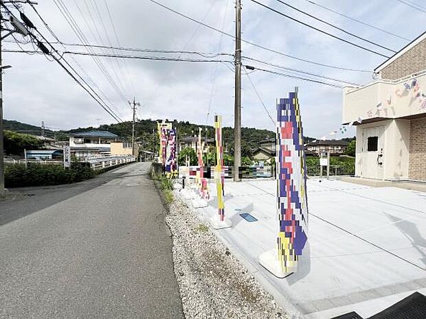 前面道路を含めた現地写真です。