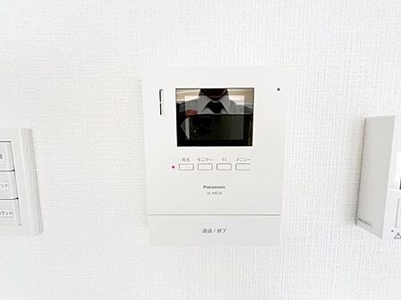 訪問者を確認できるTVモニター付きインターフォンです。