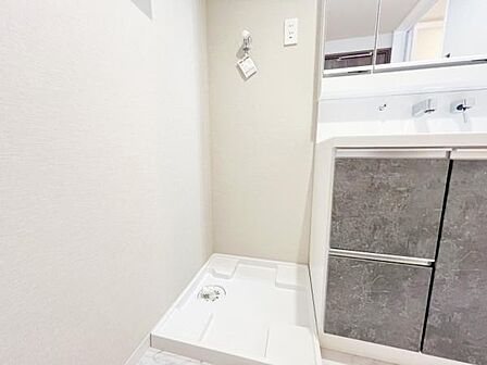 ランドリースペースです。身支度を整えながら洗濯機の操作を行えます。