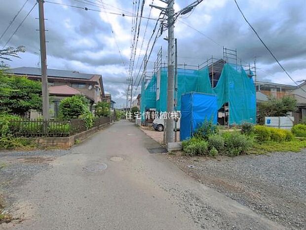 前面道路を含めた現地写真です。