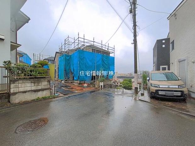 前面道路を含めた現地写真です。