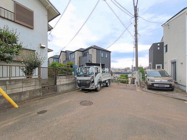 前面道路を含めた現地写真です。