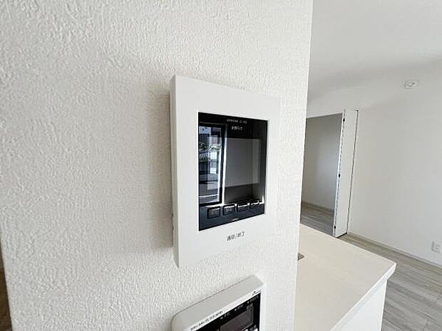 訪問者を確認できるTVモニター付きインターフォンです。