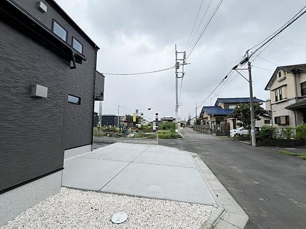前面道路を含めた現地写真です。