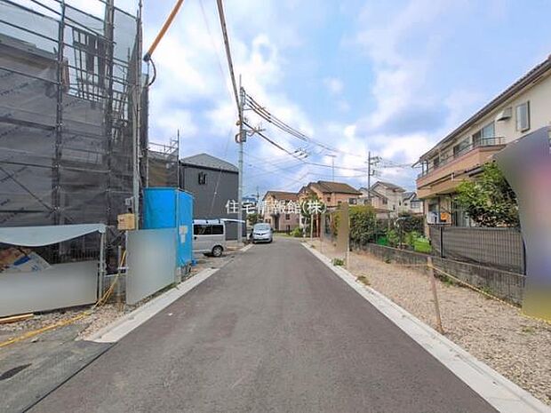 前面道路を含めた現地写真です。