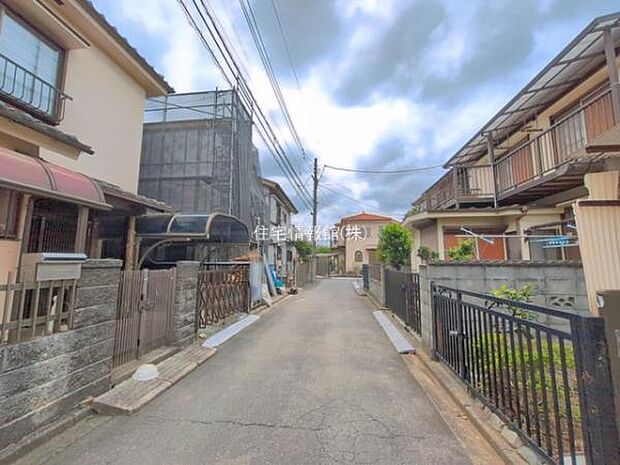 前面道路を含めた現地写真です。