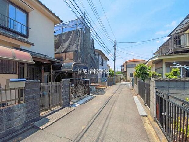 前面道路を含めた現地写真です。