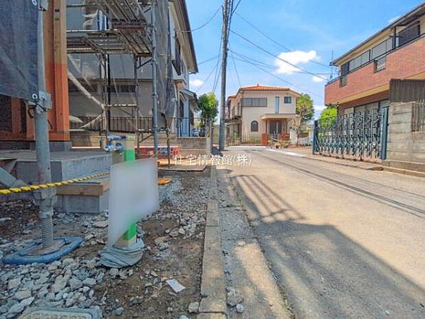 前面道路を含めた現地写真です。