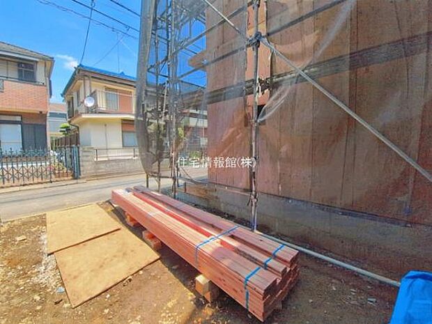 前面道路を含めた現地写真です。