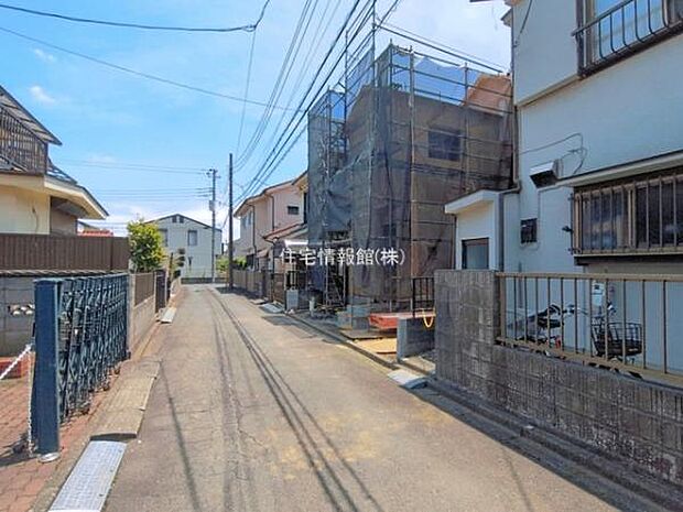 前面道路を含めた現地写真です。
