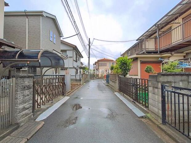 前面道路を含めた現地写真です。