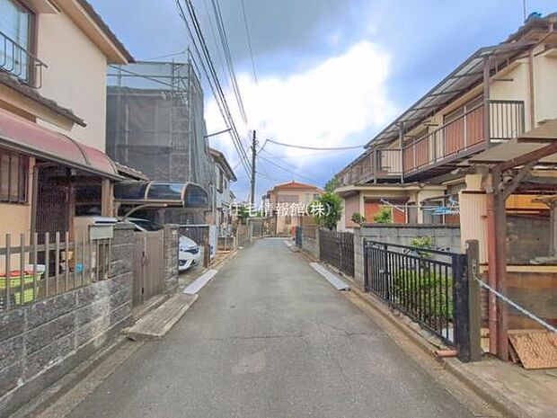 前面道路を含めた現地写真です。