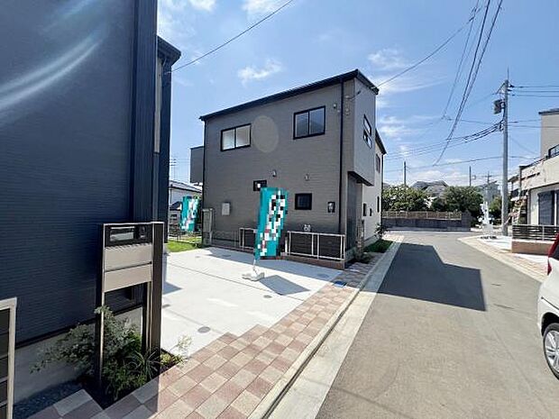 前面道路を含めた現地写真です。