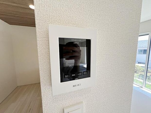 訪問者を確認できるTVモニター付きインターフォンです。