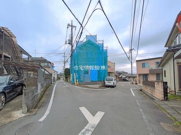 前面道路を含めた現地写真です。