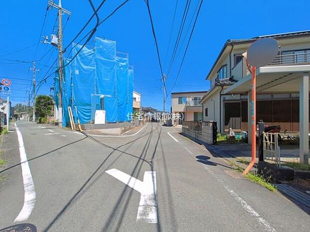前面道路を含めた現地写真です。