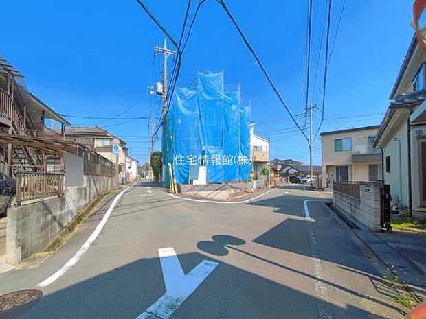 前面道路を含めた現地写真です。