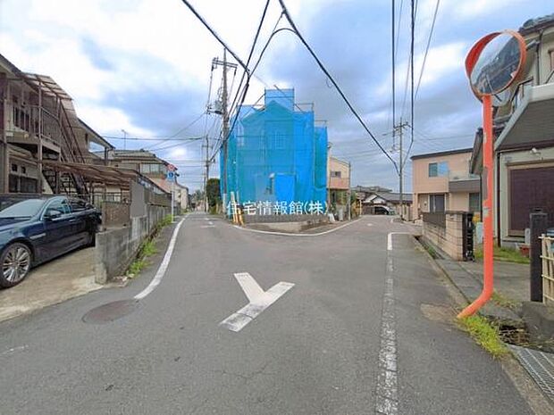 前面道路を含めた現地写真です。