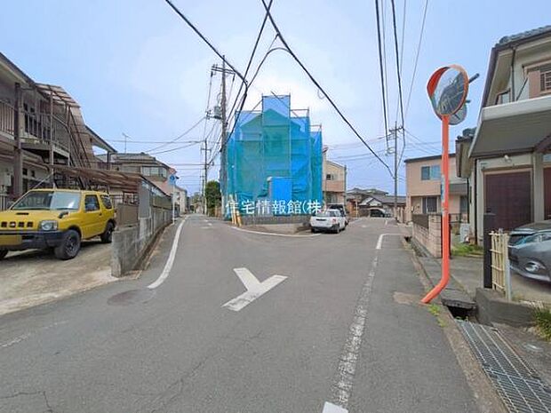 前面道路を含めた現地写真です。