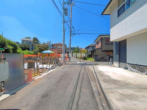前面道路を含めた現地写真です。